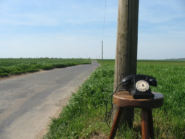 Bild eines alten Telefons an einer verlassenen Straße - Photo by rc pause from FreeImages